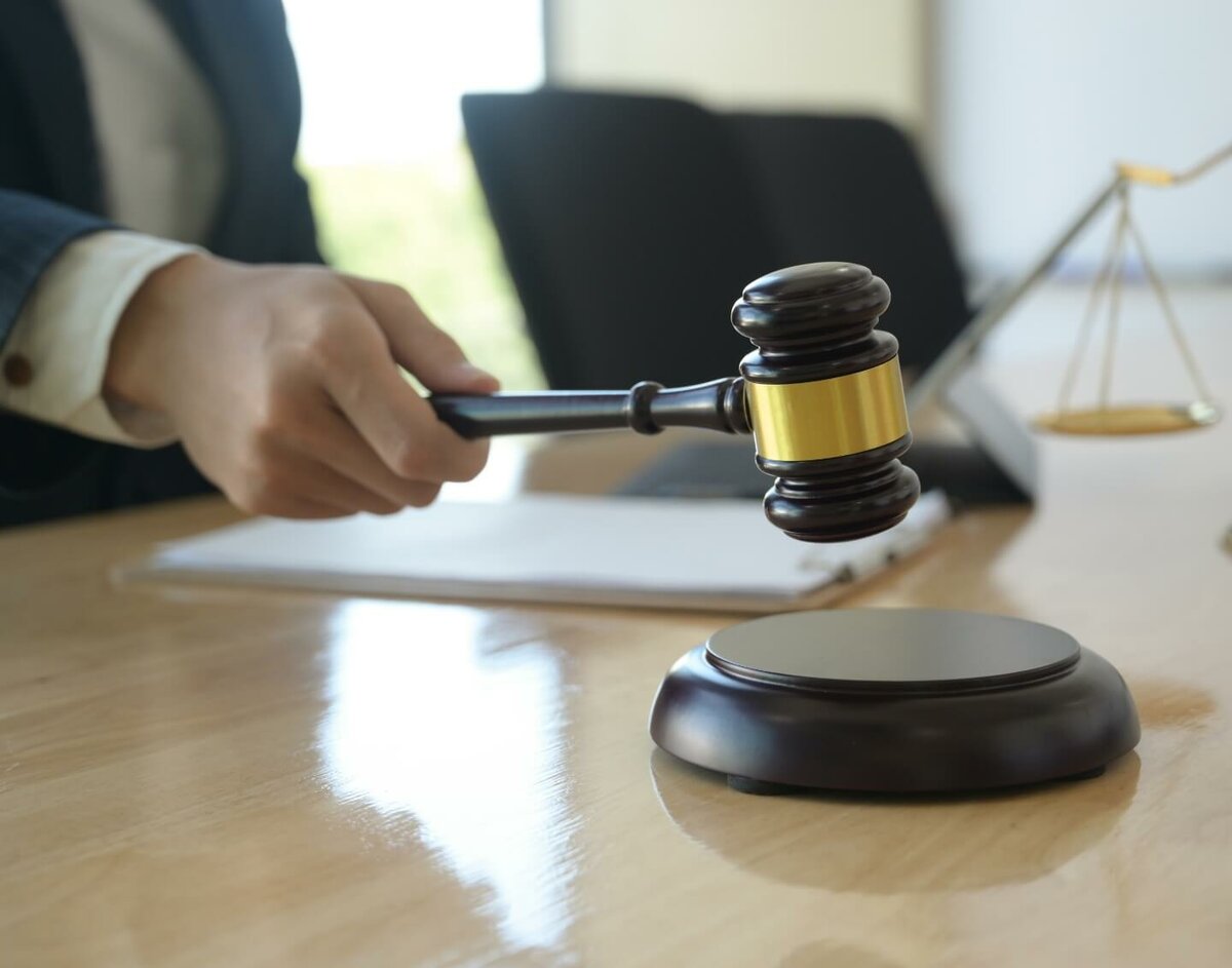 concept-of-justice-lawyer-holding-a-hammer-pretend-BWTAJ76.jpg